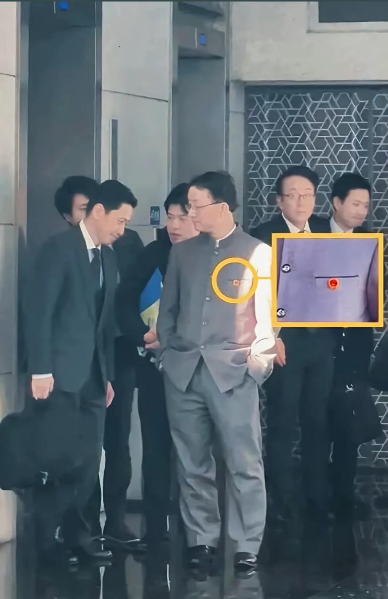 怪不得那么眼熟！刘司长身着陈真同款服装威武霸，今年马上要流行中山装看似低头哈腰