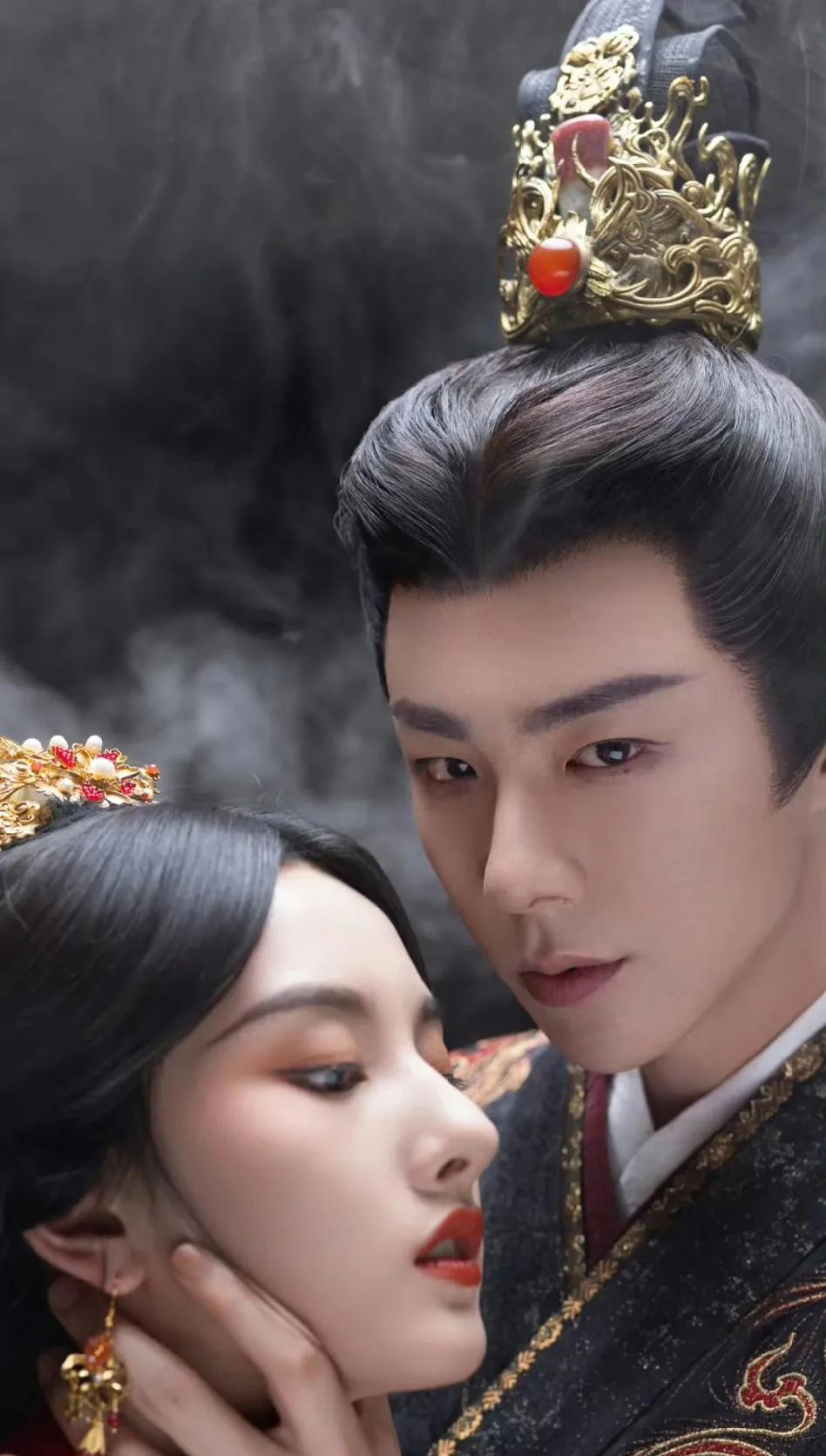 仔细看这张海报，最牛的不是折腰的颜值也不是两人的姿势，而是他们的放在两年后的