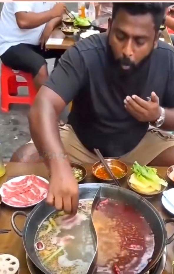 重庆火锅店里这一幕，真是让人看得一愣一愣的。阿三一边吃着火锅，一边居然直接伸手