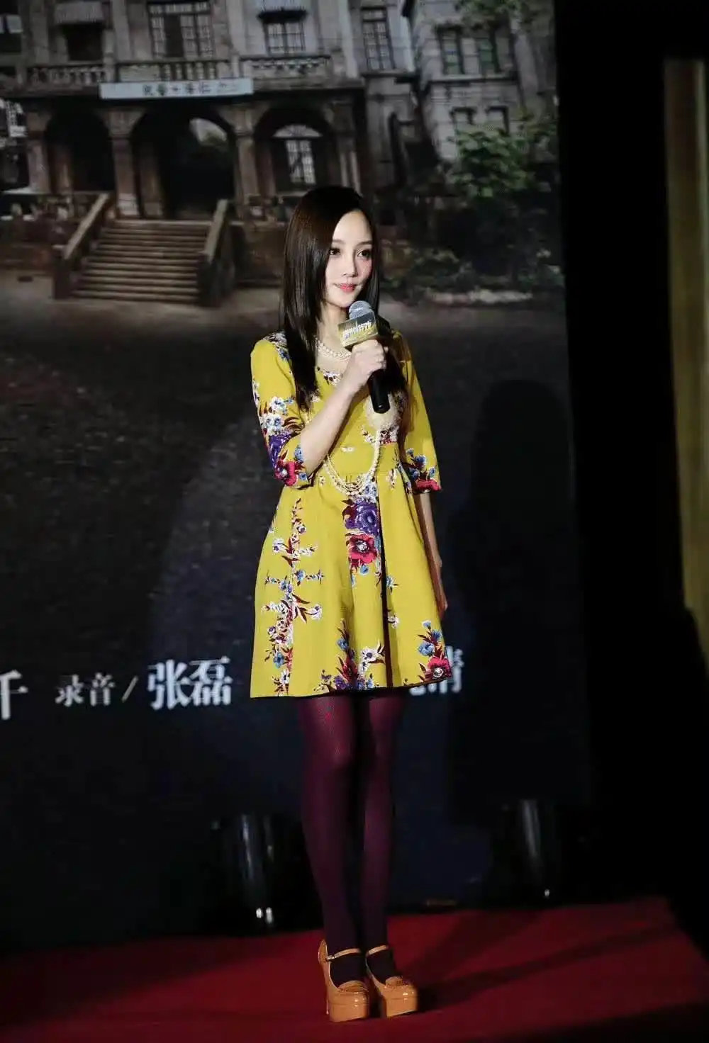 李小璐早年红毯造型，这身当年真敢穿​