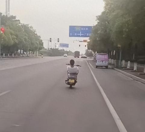 “这下长记性了！”湖南益阳，一名15岁男孩在网上故意挑衅交警，甚至发布了“站立骑