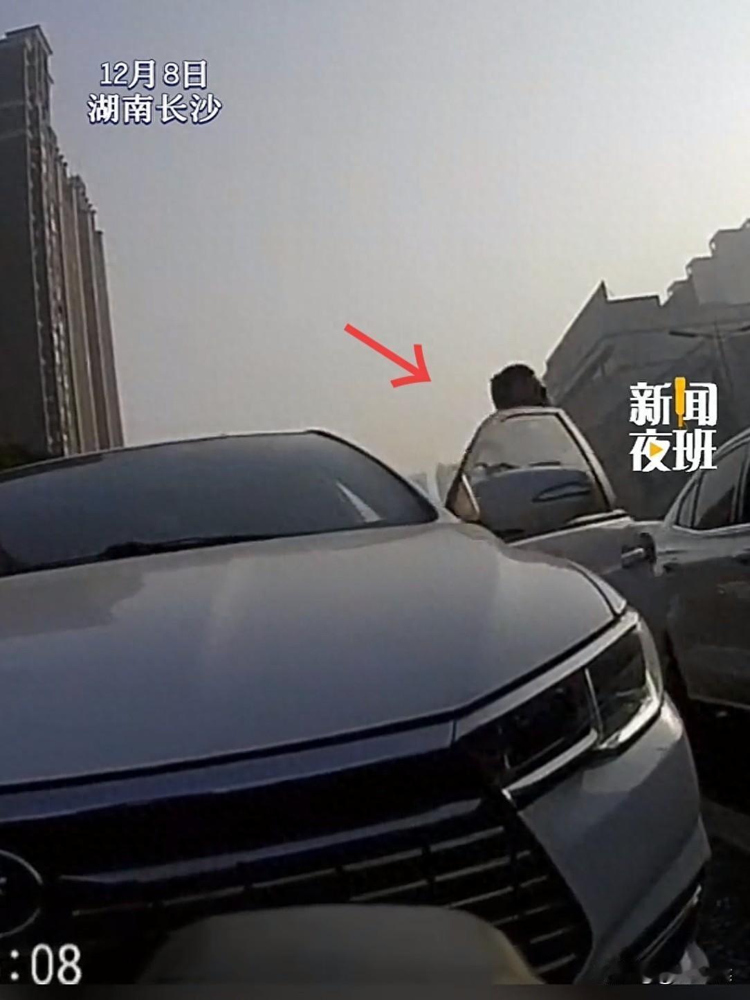 女子骑摩托等灯，被后车司机一脚踹倒，女子发声：他是网约车司机。🤫这事说来