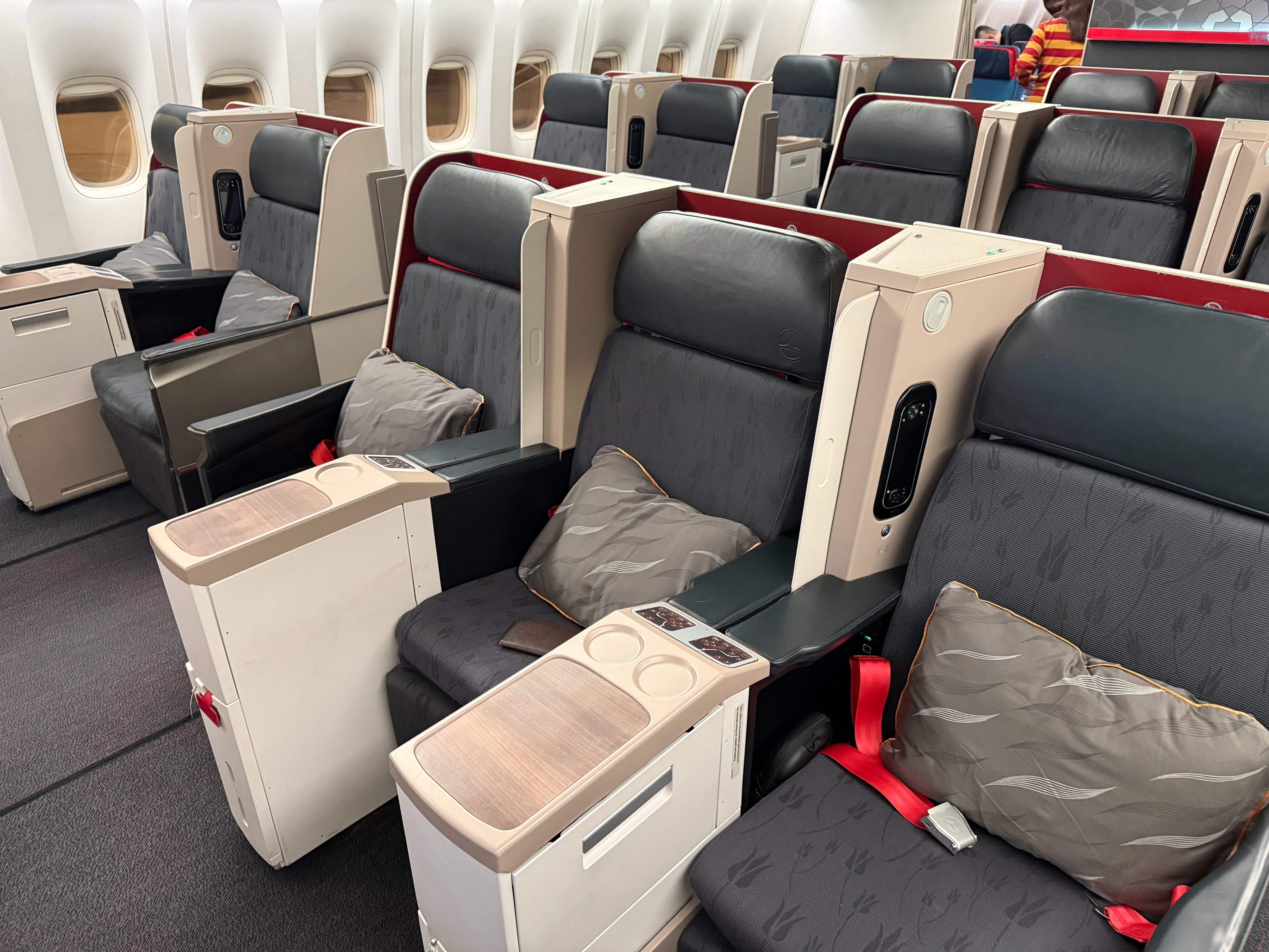 大E了，我商务舱从来都不选座，因为觉得都差不了，结果在土耳其航空这儿见识到了