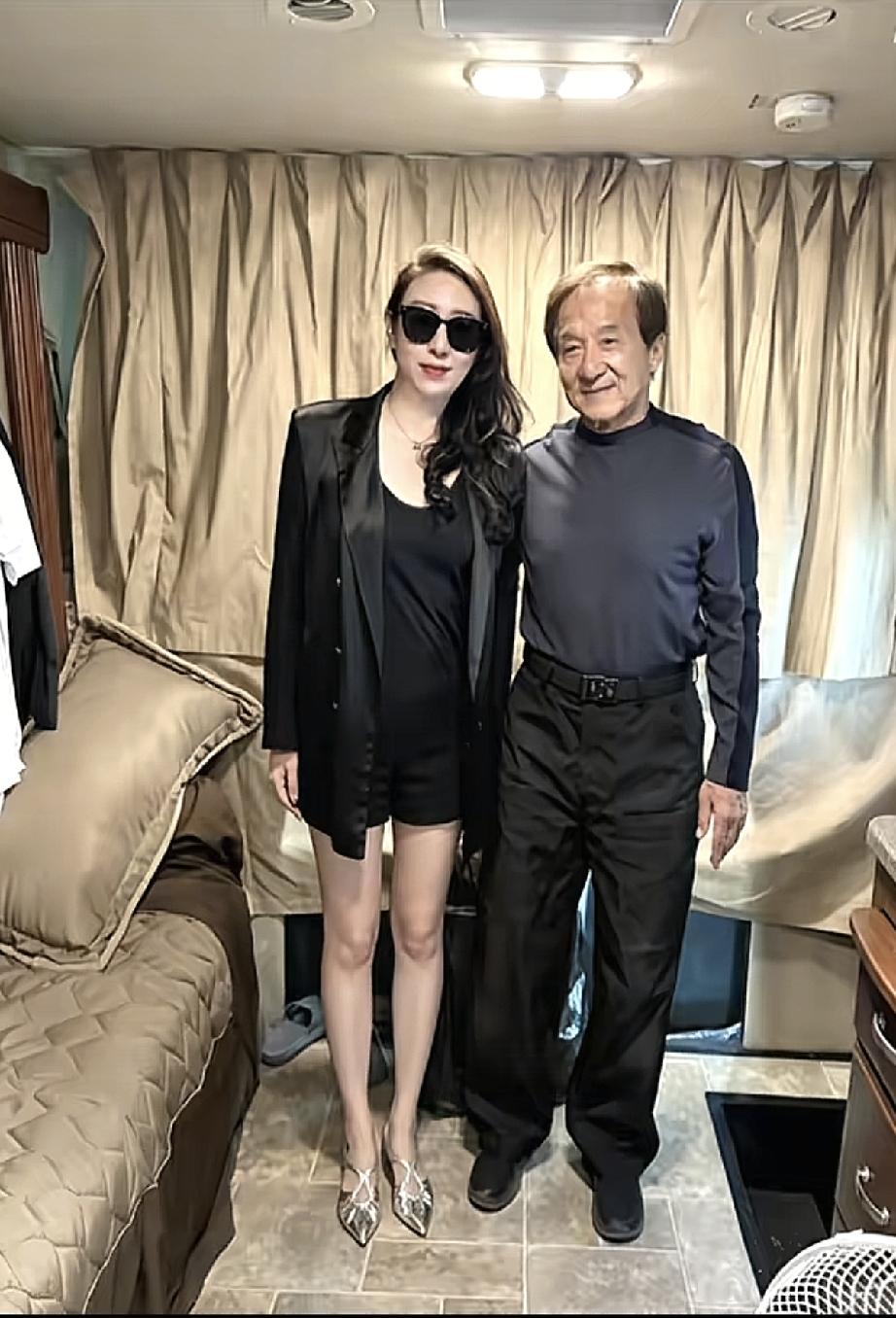 8月24日，成龙在哈萨克斯坦拍戏，与中国粉丝合影，真实颜值简直惨不忍睹，身材矮小