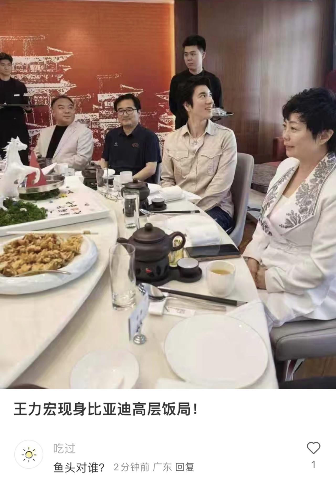 网友问，这种场合鱼头对着谁[笑着哭]