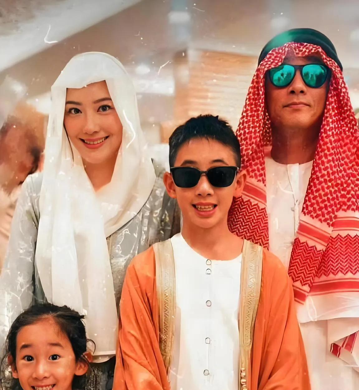 很多人不知道，陈小春一家子，在2021年干了件大事。一家三口，把户口本从头到尾，