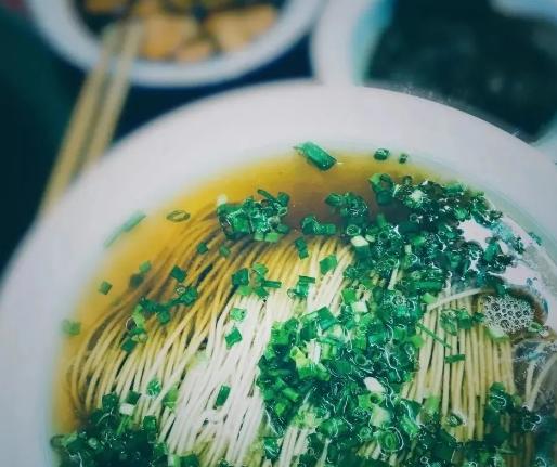 苏州一家开了快十年的老牌夫妻面馆，一夜之间竟然关门大吉了。你敢信吗？砸掉他们十多