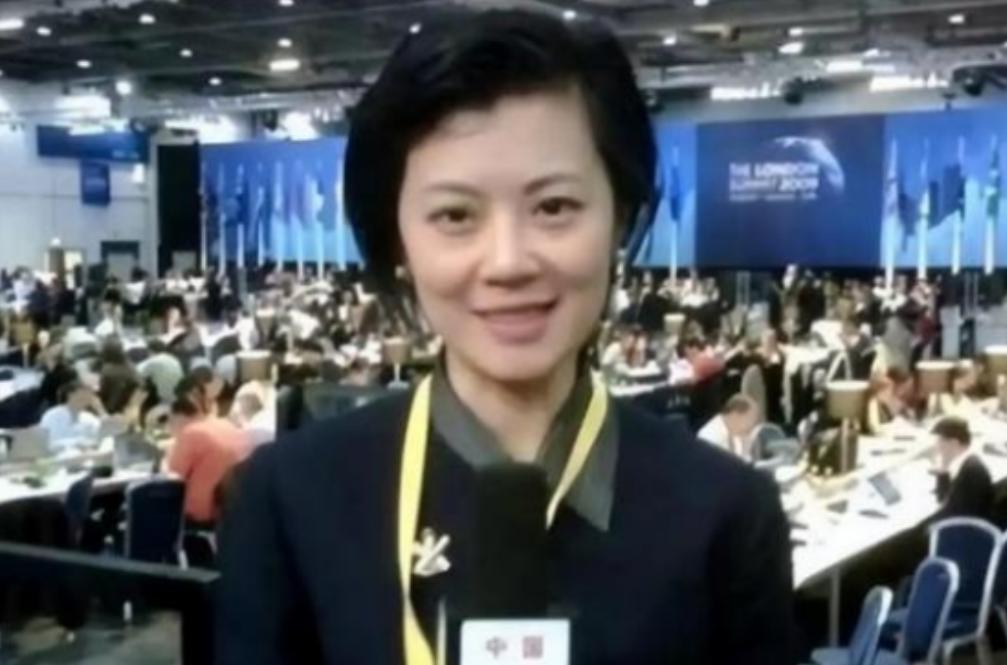 她是风光无限的央视才女、王牌主持人，却在事业巅峰放弃中国国籍、远赴英国，执意嫁入