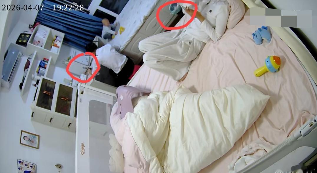 浙江杭州。一对夫妻在家带娃期间，因双方均沉浸在手机世界中，导致年幼的孩子在飘窗玩