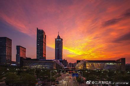梧桐山顶俯瞰深圳，入夜后的万家灯火。深南路夜景。雨后的深圳，烟雨飘渺。深圳曾经的