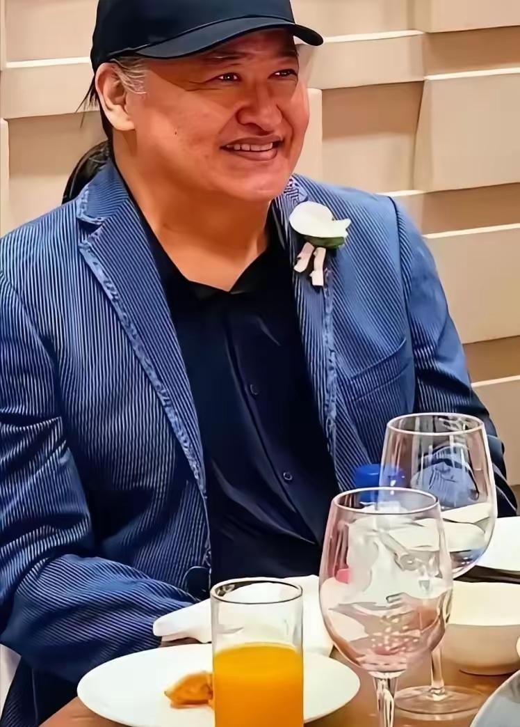 谁能想到，最近网上把两场婚礼的白色花艺和之后的变故绑在一起，玄学说法一下子传得满