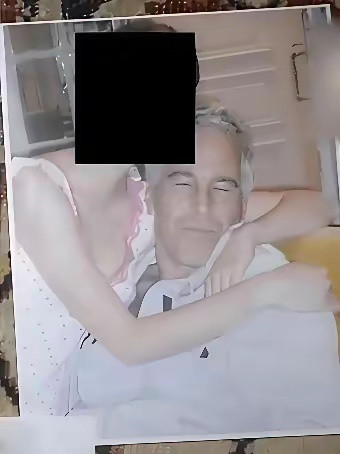 银发的爱泼斯坦有金发美女作伴，他一脸笑嘻嘻的，图二更是一副享受的样子。这两个女子