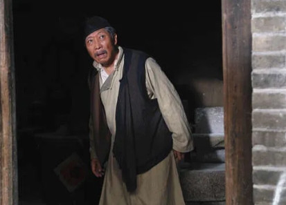 一天，演员韩童生走在小区门口，突然有一位大妈走过来就对他一桶乱打，韩童生一脸懵，