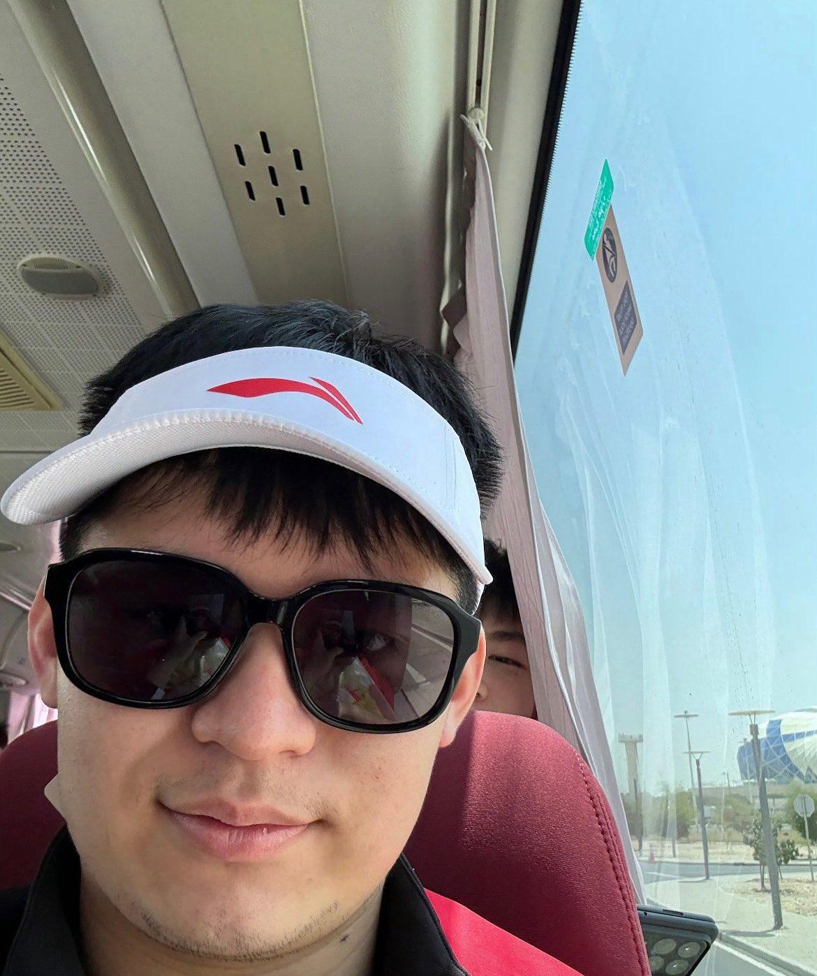 国乒大部队已启程WTT美国大满贯站。从世界第一林诗栋发布的照片来看，国乒大部队