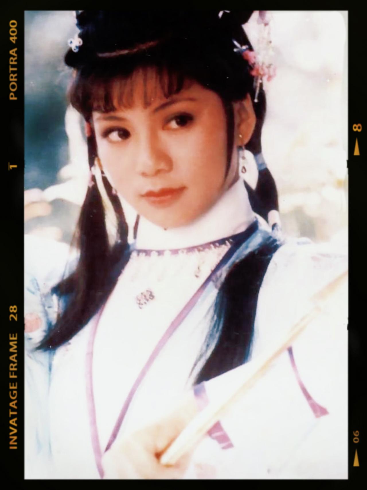 翁美玲：一颦一笑，皆是黄蓉📸镜头里的翁美玲，把黄蓉演成了人间传奇。看她轻