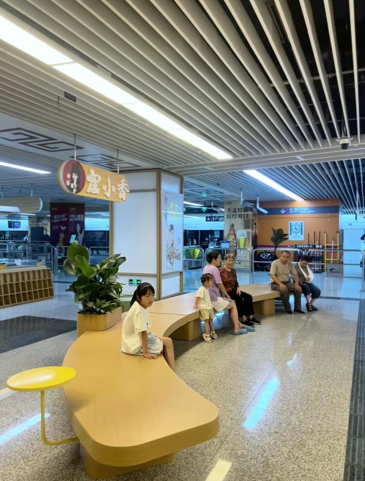 成都果然是大城市！！！建议全国推广！！！我宣布成都地铁才是成都避暑圣地！