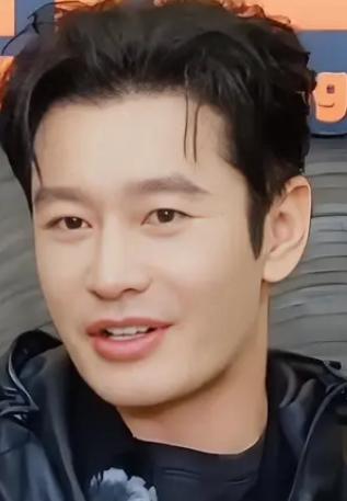 近日，黄晓明在访谈中分享了与儿子小海绵一起运动的照片。照片中，父子俩躺在地上共同