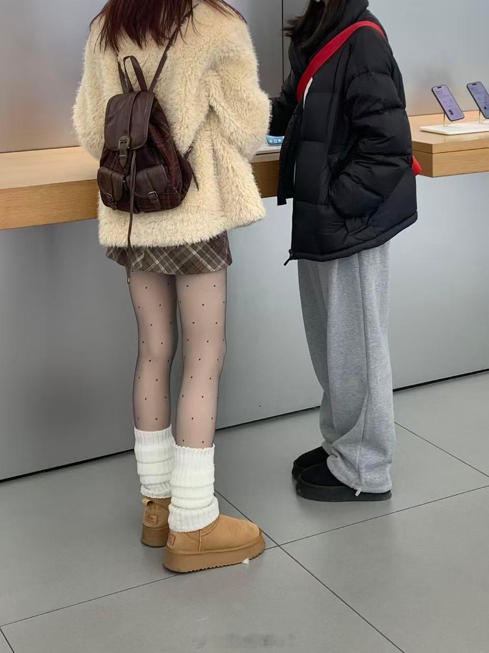 沃K！苹果店看见的！好明显的对比……今天去苹果店看手机，看到两个小姐姐穿搭好好看