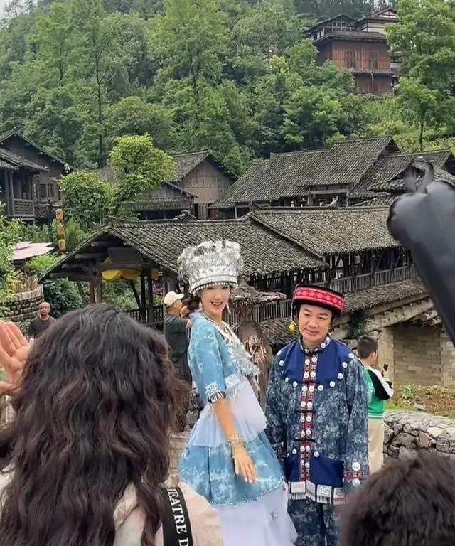 王祖蓝一脸无奈的感觉！李亚男苗服惊艳，王祖蓝身高差尴尬。但贵州这场明星文旅推