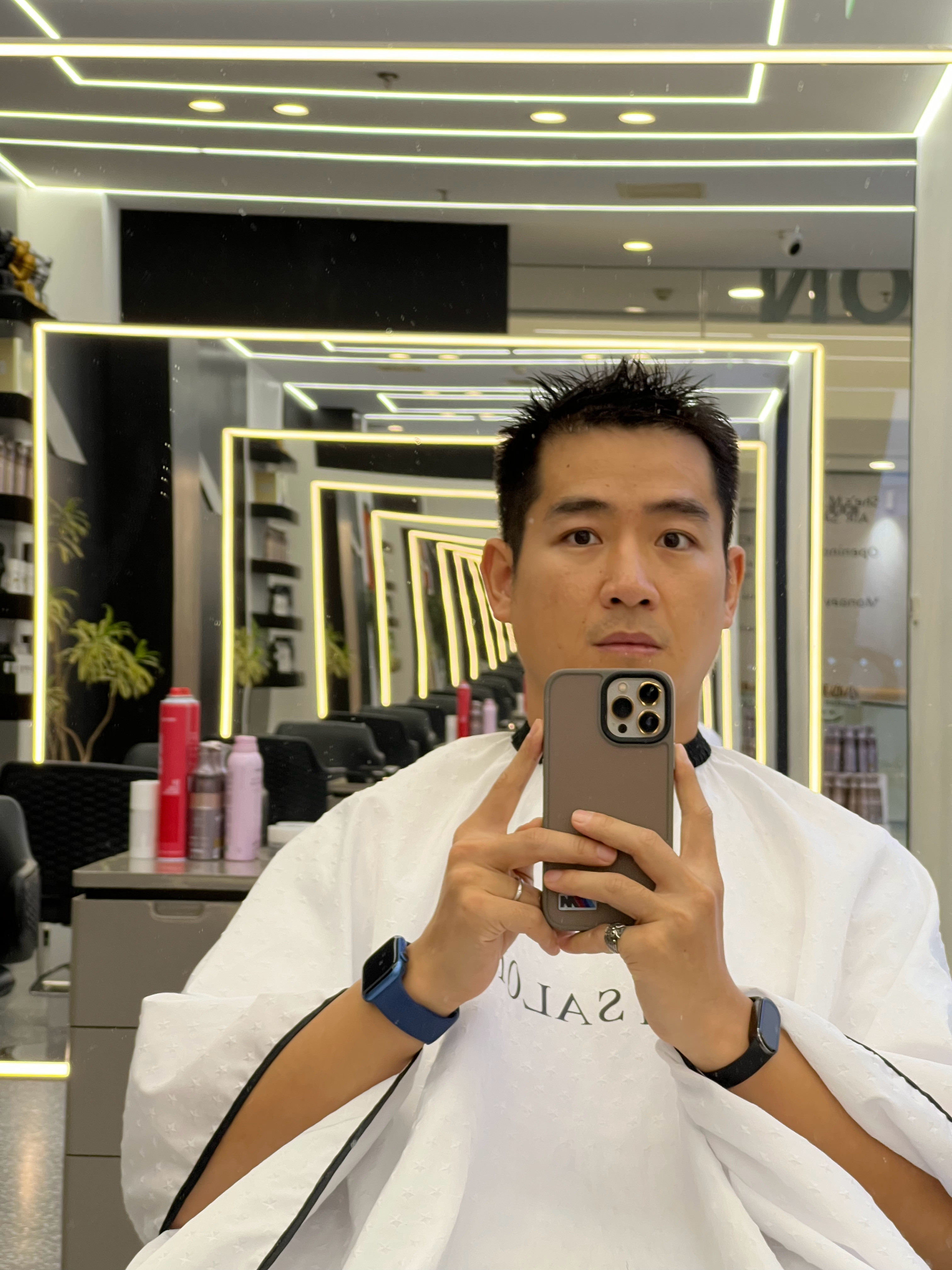 又该剪发了后脑勺的头发老趴趴着，得处理处理这次换个地方，现在男士剪发，基本上50