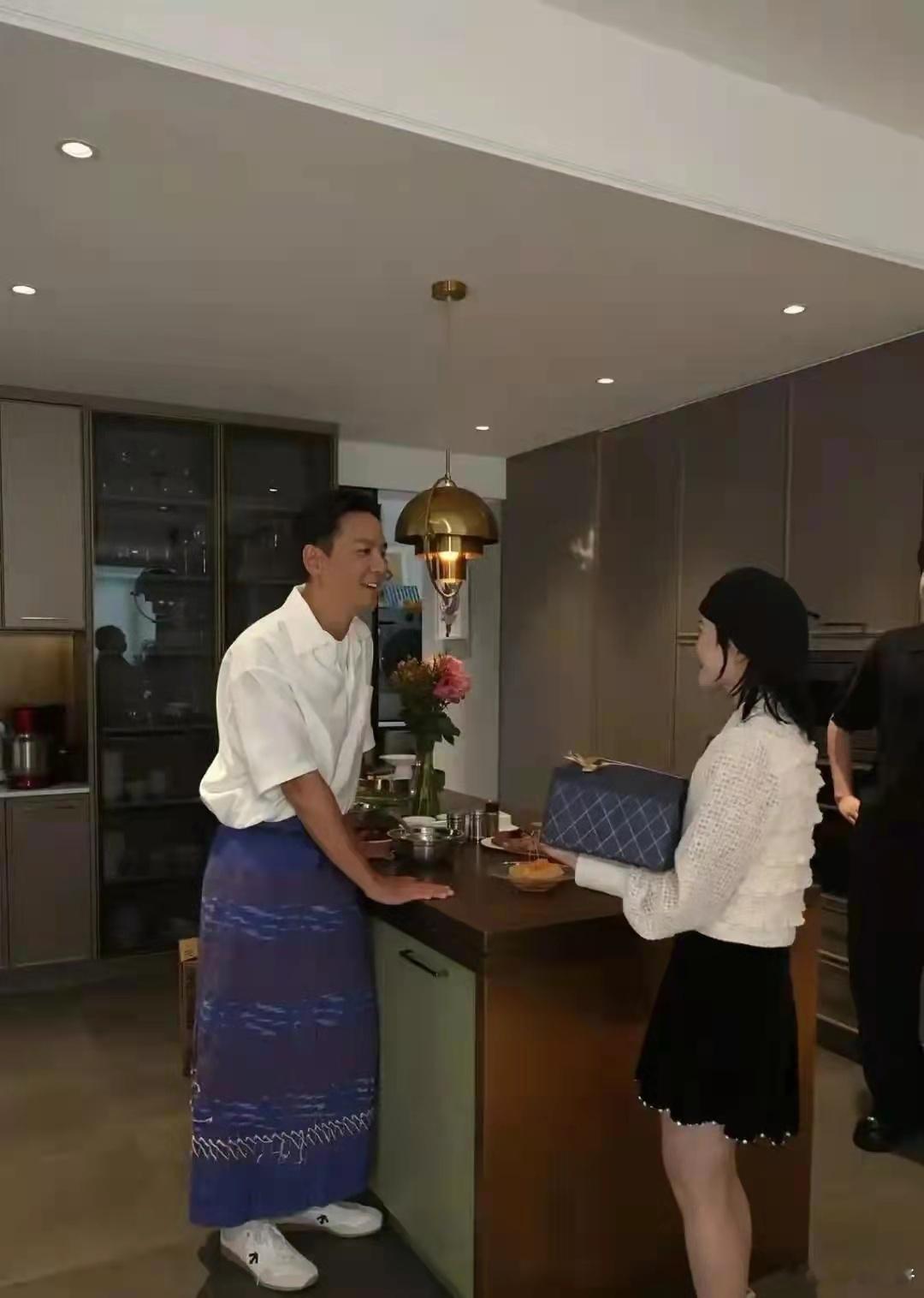 50岁吴彦祖晒上海豪宅，亲自下厨宴请网红白冰，豪宅装修够豪气啊​​​