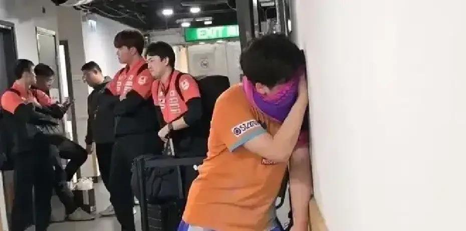 松岛辉空18岁的眼泪，在总决赛16强的过道里没人多看一眼。明明手感能压着王