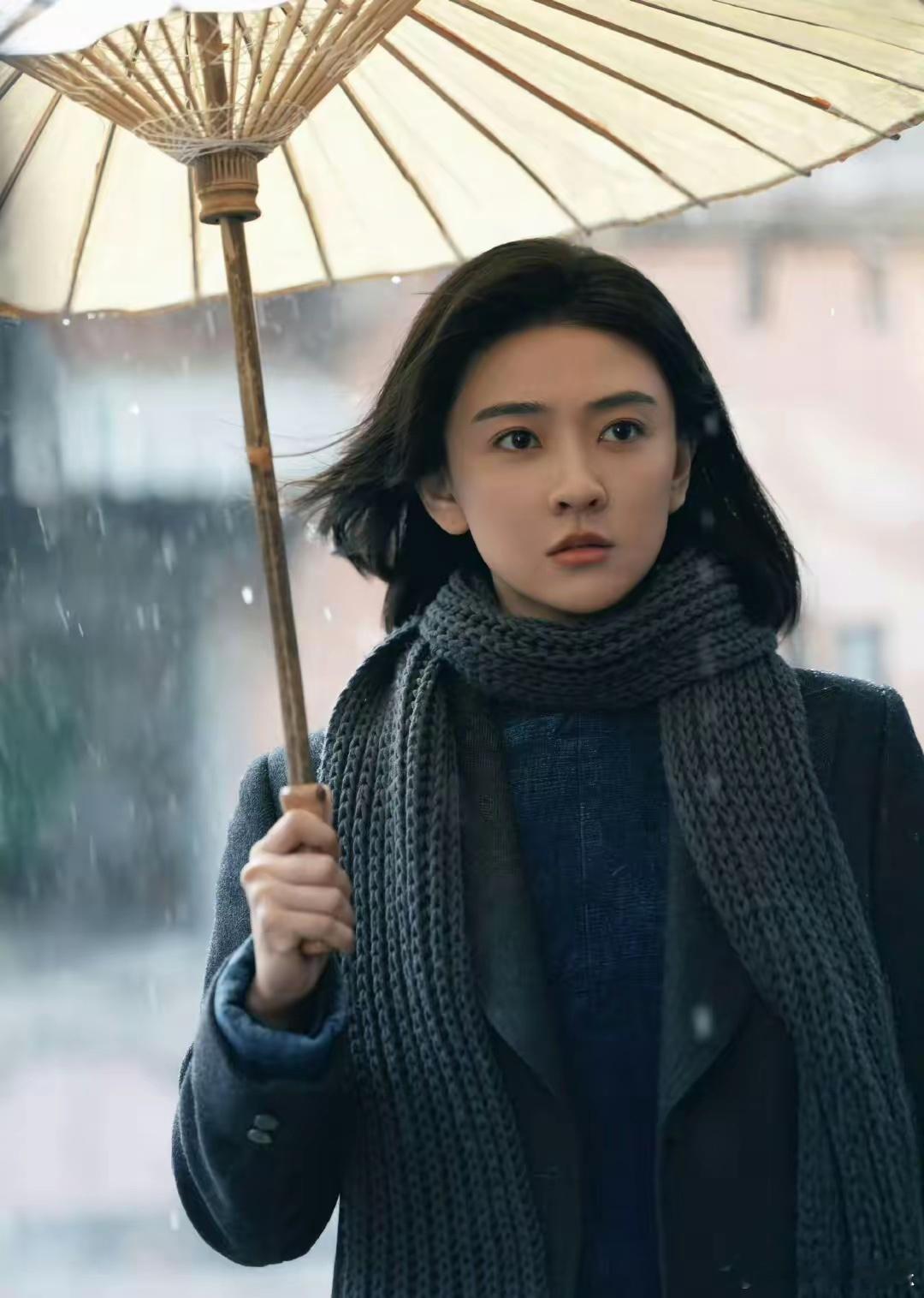 梁洁还是走上了李沁一样的道路不是一直等女主角色，而是演镶金边的女配角与其一直没工