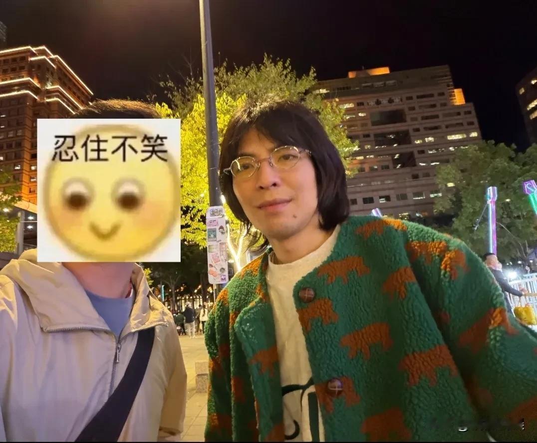 萧敬腾，你这发型是真的吗？我村里二婶就是这发型。萧敬腾在台北被人偶遇，留着一头