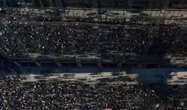 我同事的弟弟在美国当公务员，他昨天打电话跟他哥说，美国现在全乱套了，超2亿人