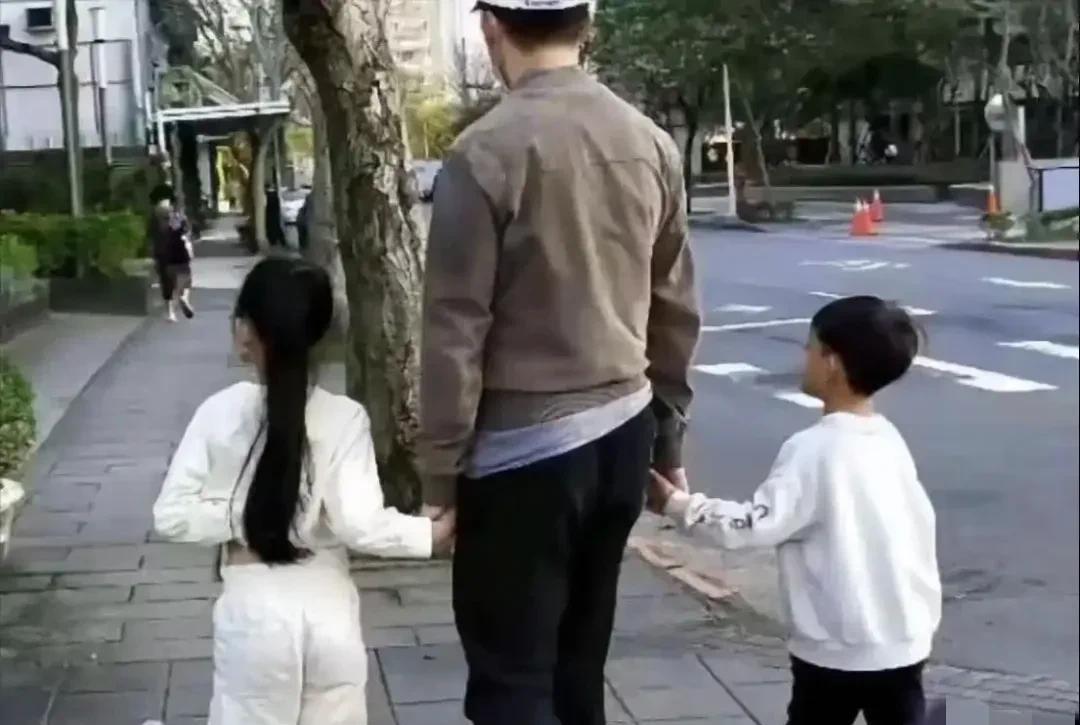 S妈一听孩子们要跟着汪小菲回北京过暑假！立马就出来找事。又是说自己需要人陪，又