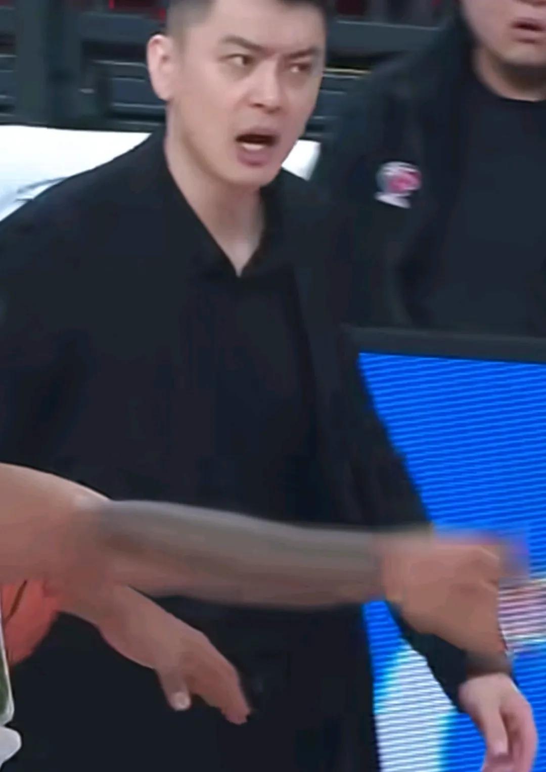 裁判:你瞅啥，杨鸣:瞅你咋地，裁判:有点自以为是，给你一个t，你又瞅啥。杨