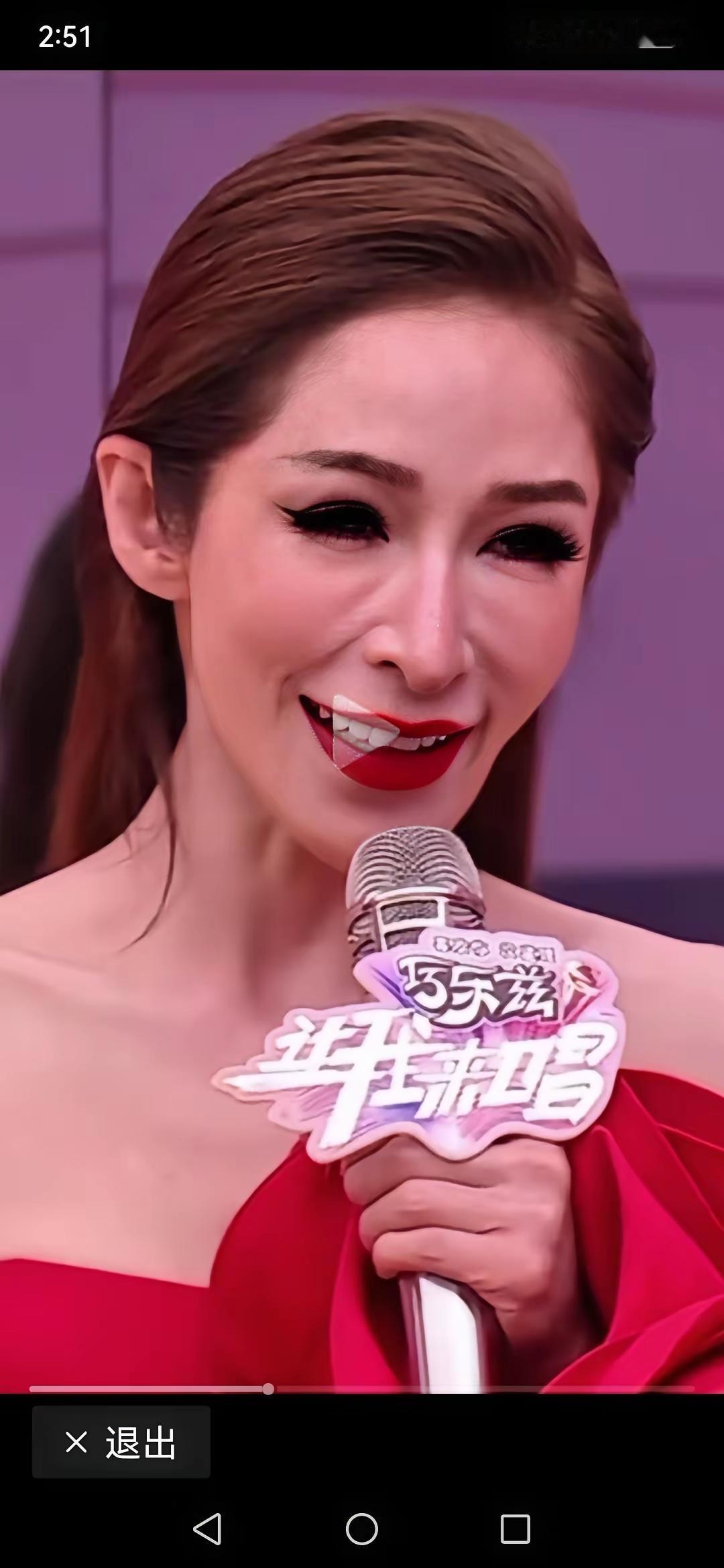 萧亚轩这张脸，小眼睛、大嘴巴、鹰钩鼻，脸上还有两道深深的褶子，着实吓人。这便是