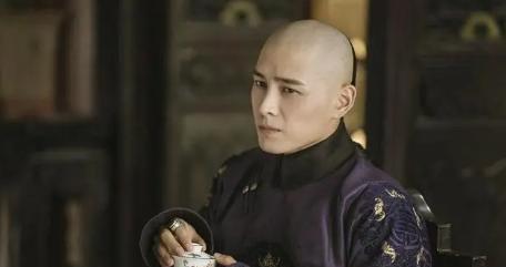 1702年，雍正独坐在石桌旁喝闷酒，不想旁边侍奉良久的婢女突然说到，“贝子爷，臣