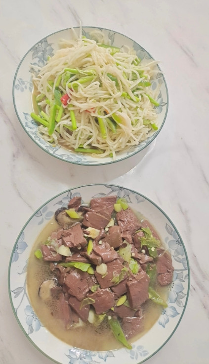 男人果然还是想要儿子啊。我表弟家有两个女儿，他天天宝贝得不行，说自己不羡慕别人有