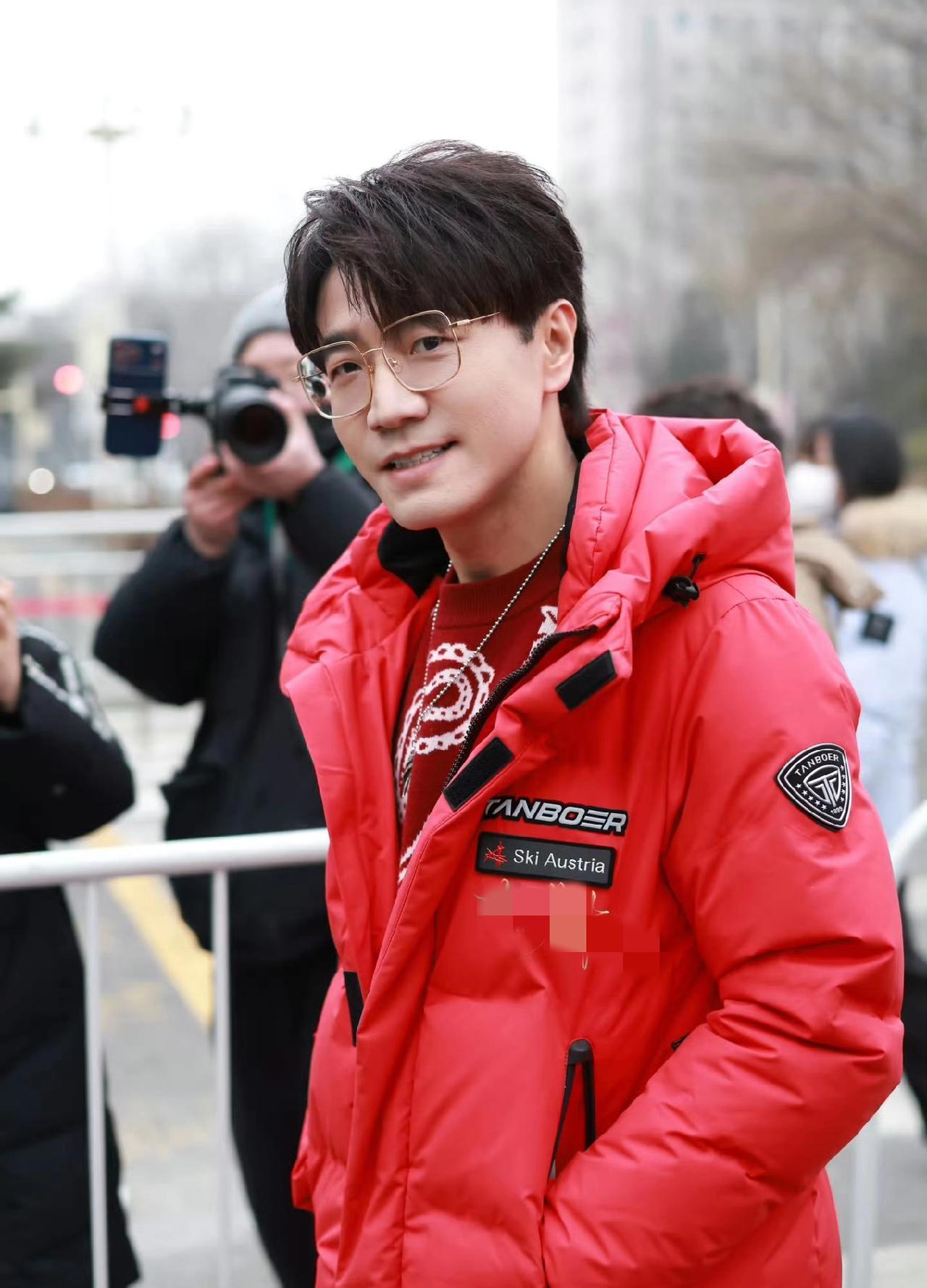 王铮亮第五次杀进春晚，身边站的却不是苏醒陈楚生。有人把他的《时间都去哪儿了》，