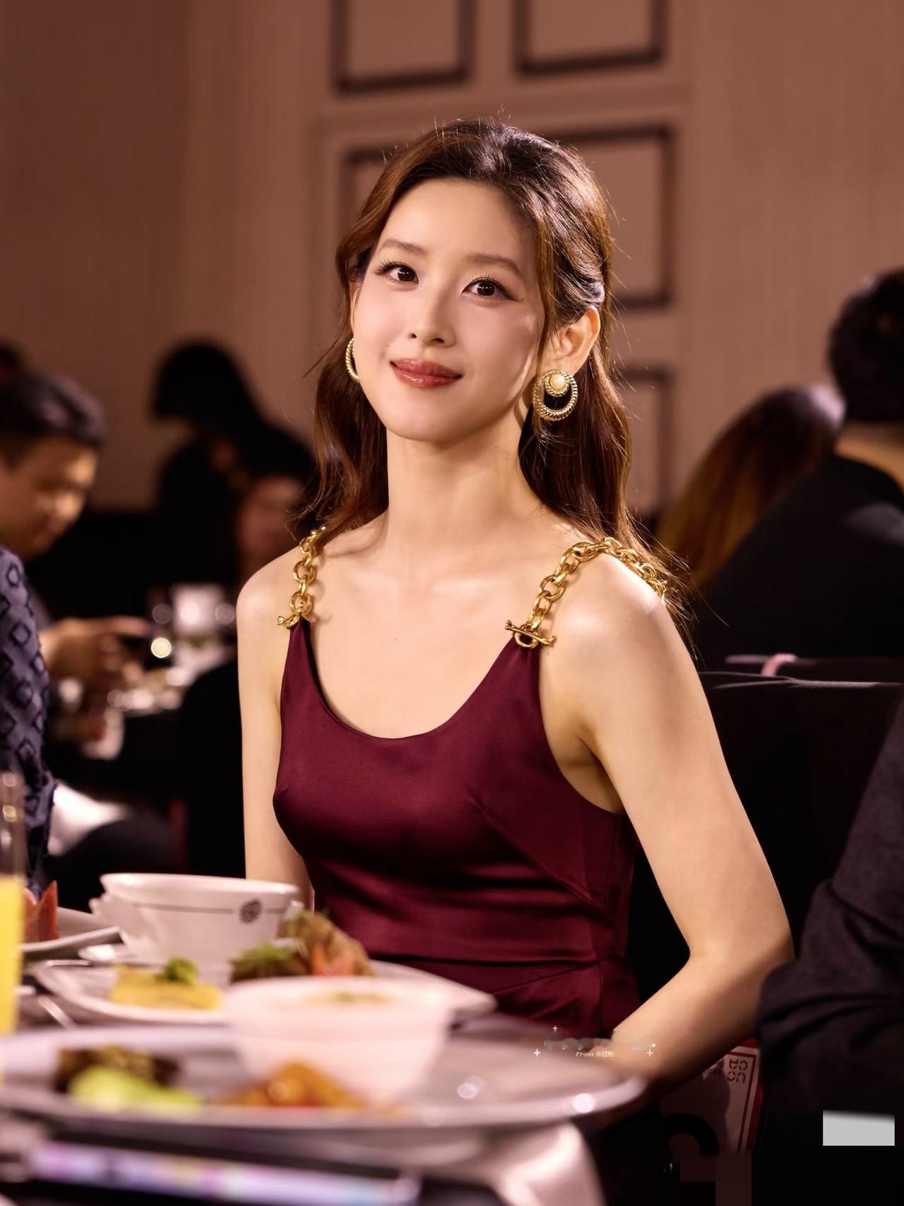 刘强东这次真得为妻子骄傲！31岁章泽天官宣VOGUE客座总监，这履历也太能打了