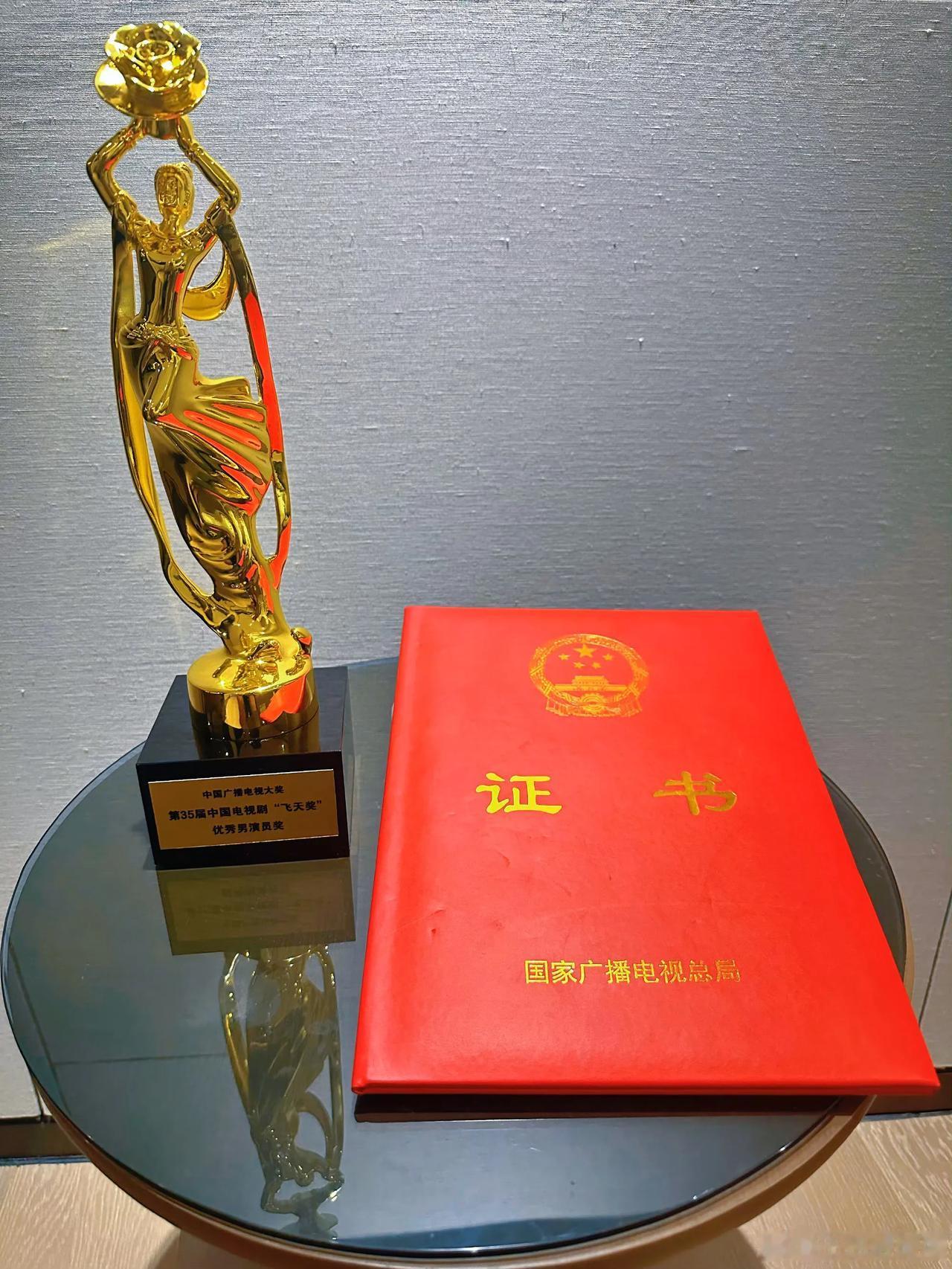 青年演员王仁君凭借《浴血荣光》获得飞天奖。在一众青年演员中，我最喜欢他演的主席。