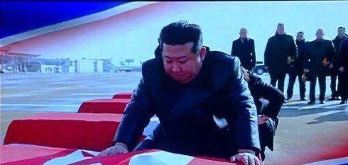 金正恩接收了来自俄罗斯运输机送回的士兵遗体。朝鲜出兵库尔斯克并与俄罗斯并肩作战