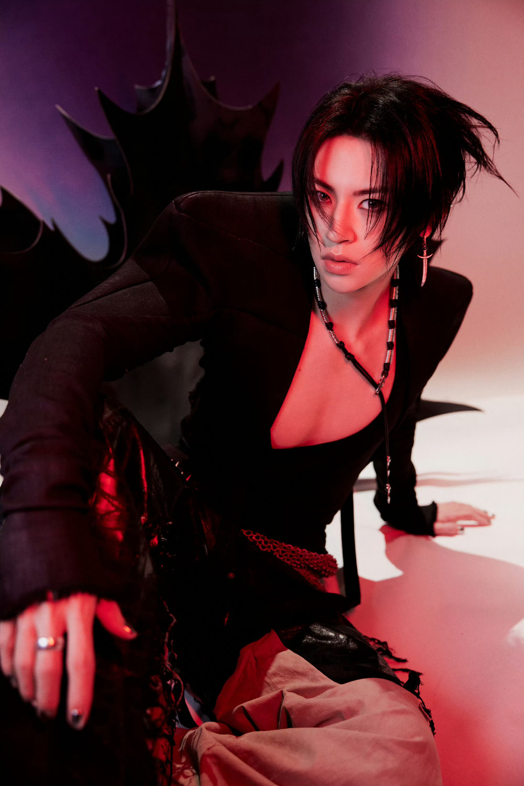 王琳凯胸肌小鬼allblack造型,一开始都没认出来,这个发型这个胸肌好突破!