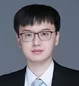 董豪，1990年出生，籍贯浙江杭州。他本科毕业于英国中央兰开夏大学，硕士、博士均