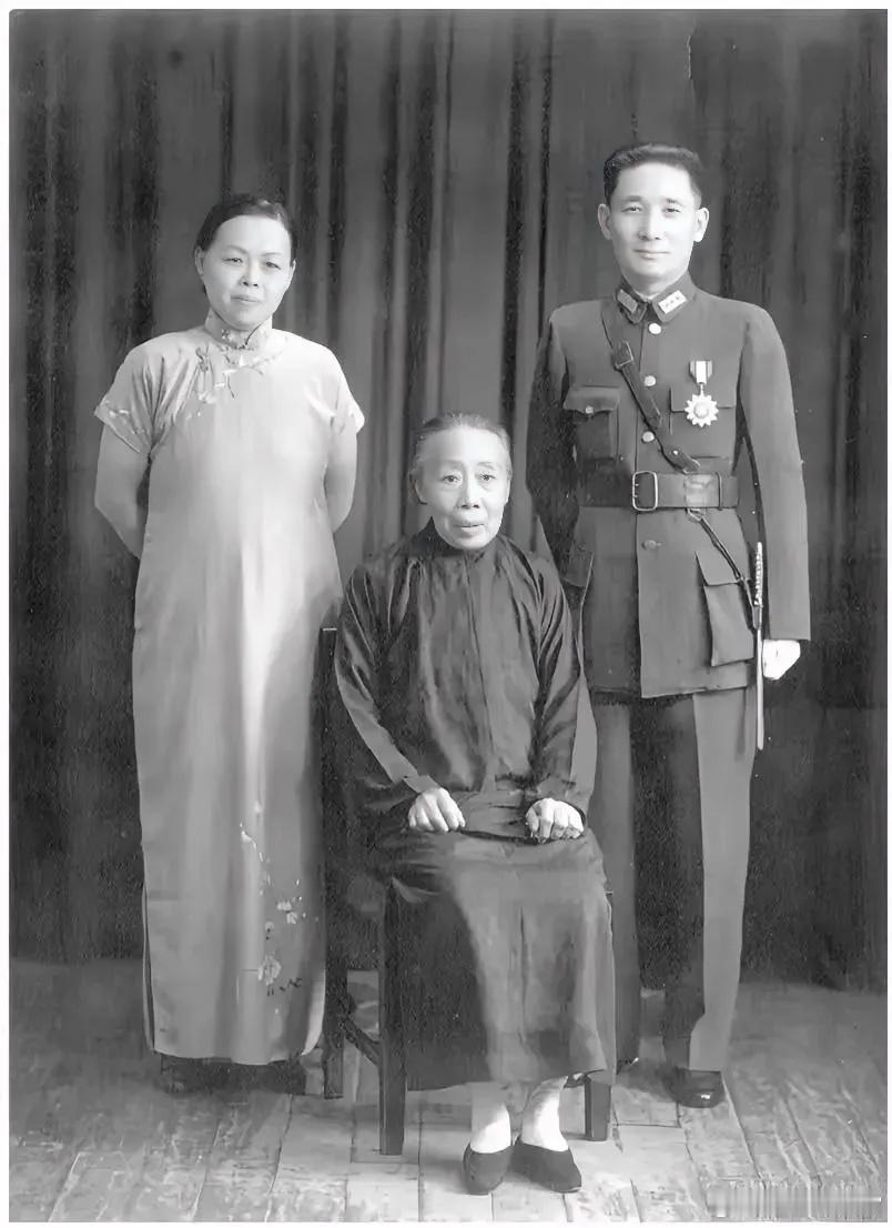 这是1936年张治中和妻子洪希厚、岳母的合影。他们是老乡，指腹为婚，妻子虽然不识