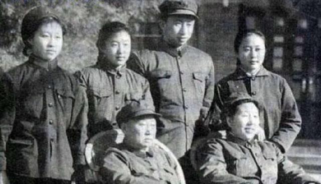1978年，开国上将彭绍辉被诊断出胸膜炎住院，妻子张纬赶到医院，却只见到