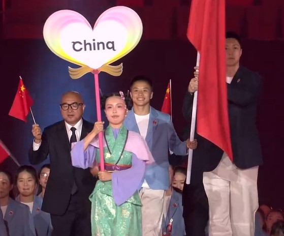 亚运开幕式中国代表团入场: 胡明轩和吴愉担任旗手, 共815人参赛