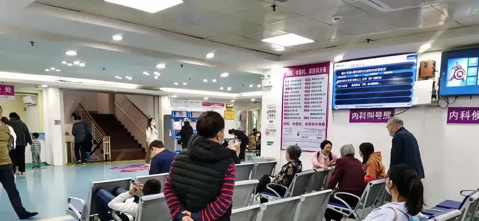 消毒水味儿呛人的走廊里，大伯捏着缴费单发愣。离婚十五年的前儿媳突然杵在跟前，手里