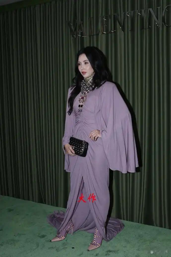 张柏芝亮相上海活动，香芋紫斗篷礼服引热议，网友：“也就女神的脸能撑起来”​​​