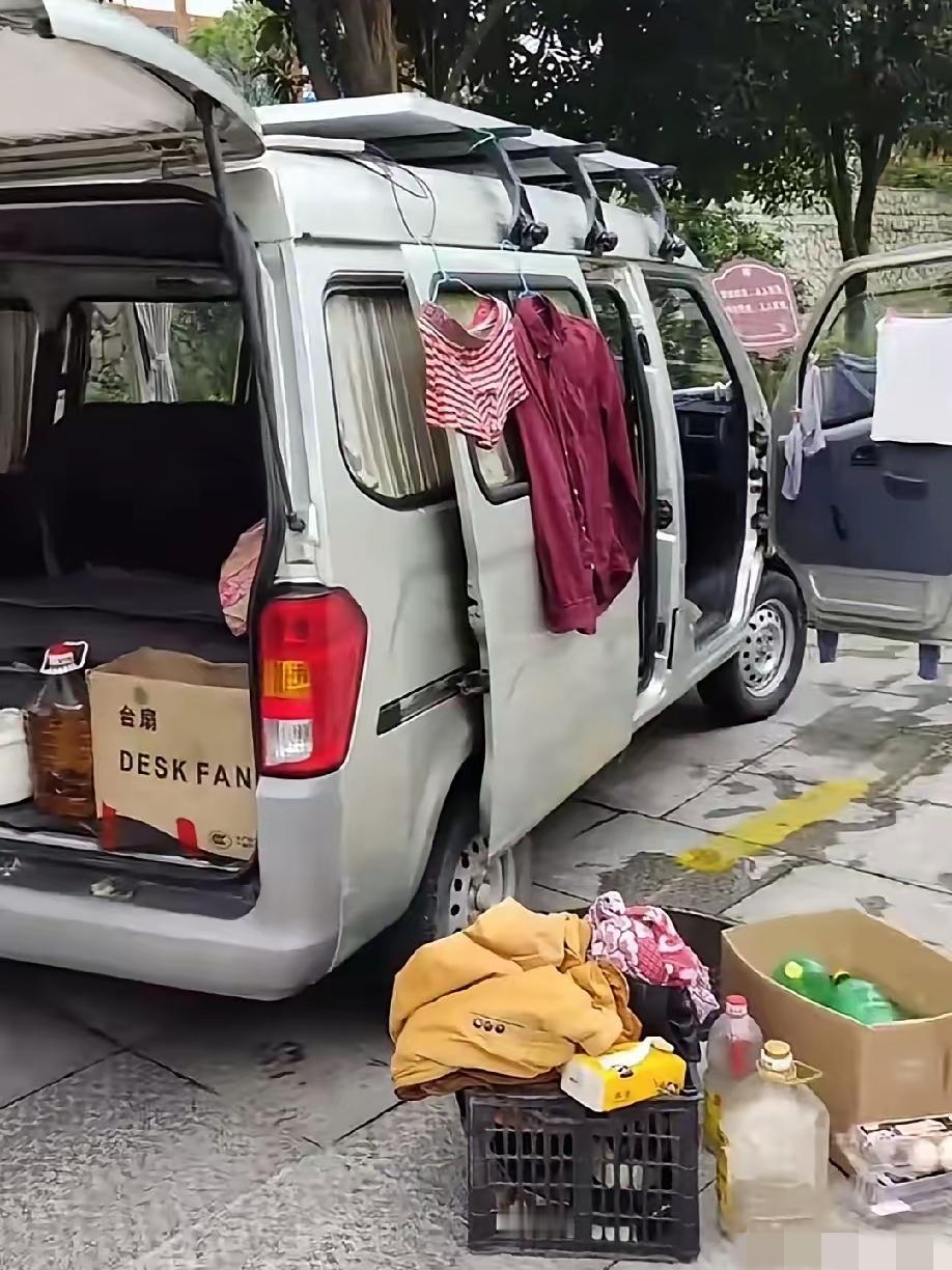 一对夫妻开床车穷游，到了目的地后，找了个地方把所有的衣服洗了，晾在附近的栏杆上，