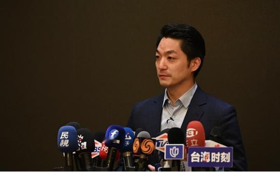 当被问及“台湾人还是中国人”时，蒋万安给出的答案，让所有人都没料到。他明确回应：