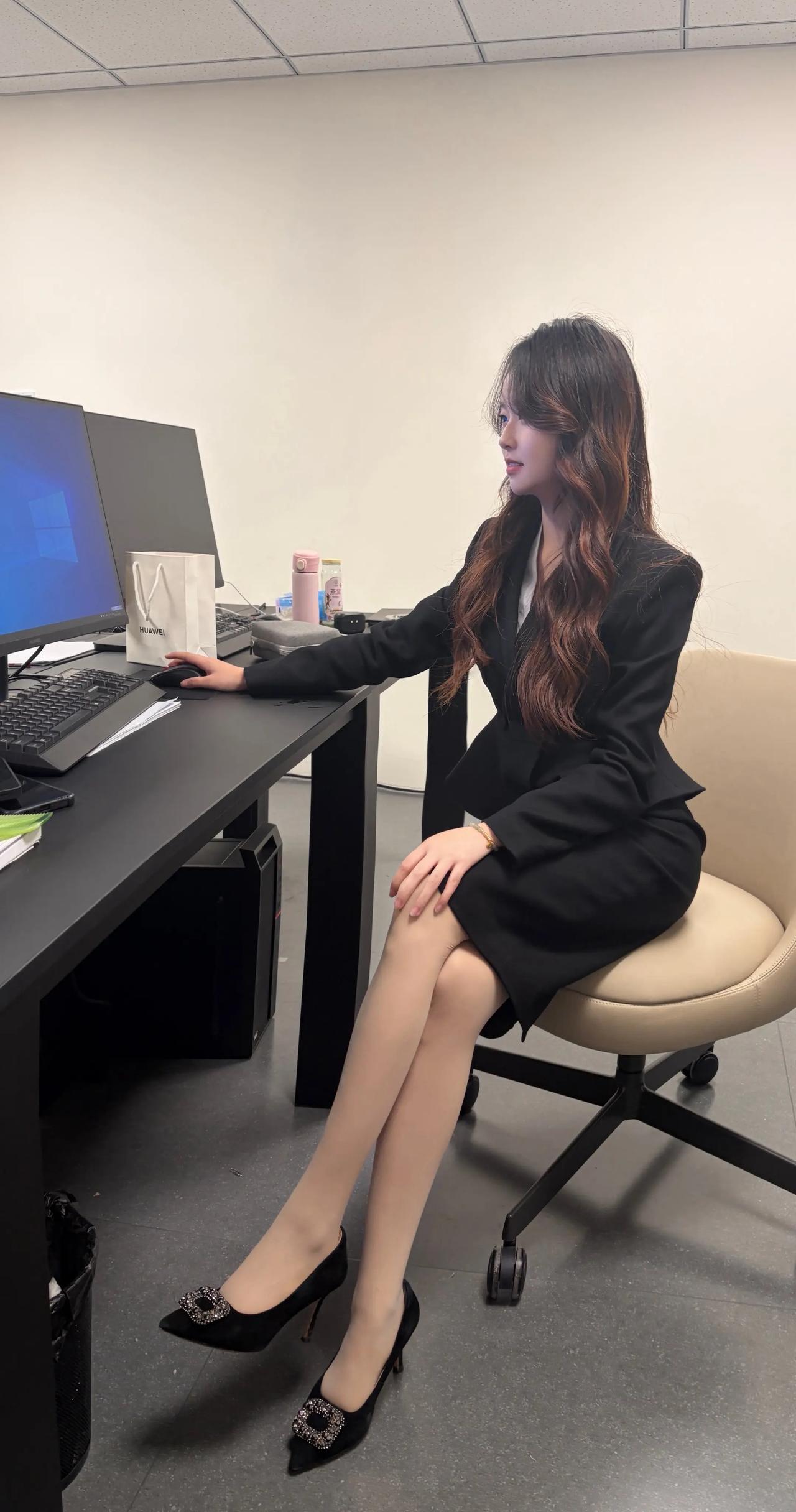 又是赚窝囊钱的一天。职业装该如何穿出时尚感可以看看你们的职业装吗今日穿搭