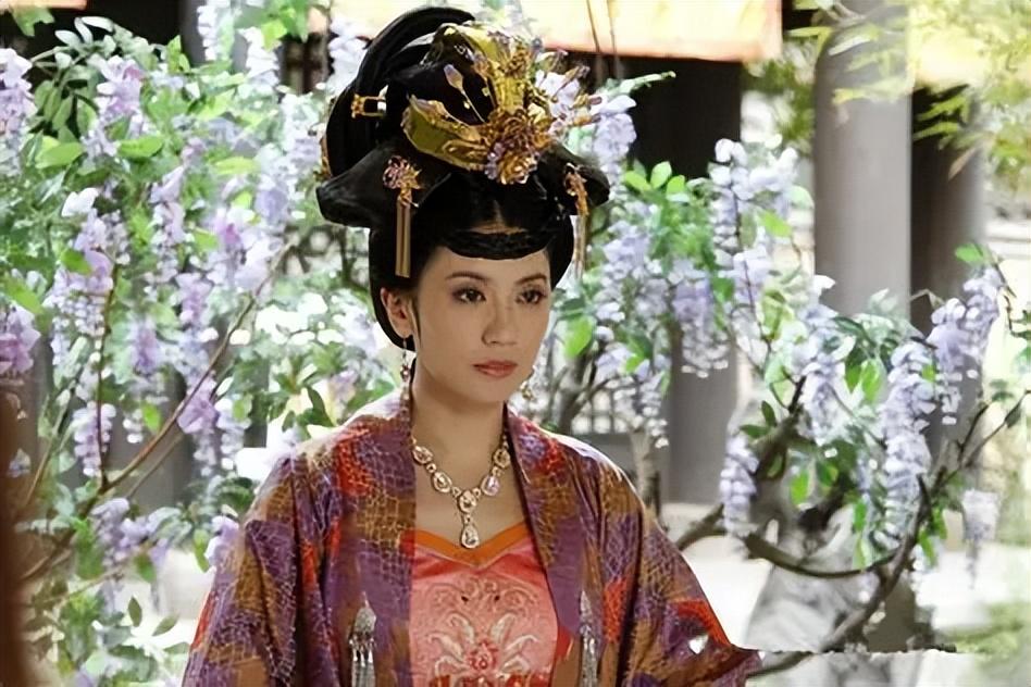 公元713年8月1日，一个权倾大唐二十年的女人，被亲侄子赐死家中。爹是皇帝、妈是