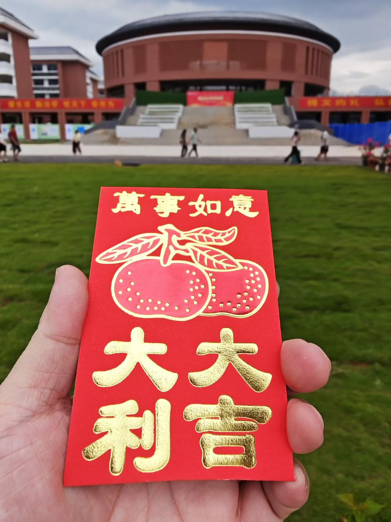 普通人能让人高看一眼的往往不是自身本事，而是手里的钱。你有了钱，旁人自然会看重你